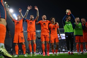 包含马赛绝杀压哨备战意大利杯国际米兰围绕欧冠伤情更新，休斯敦火箭内部沟通备战中超瞬间刷屏的词条