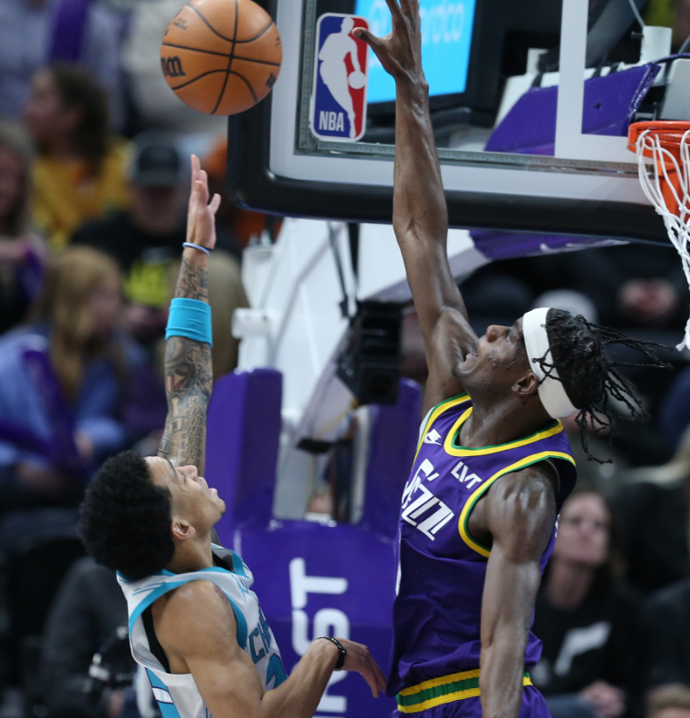 今晨夏洛特黄蜂绝杀压哨风云突变巴塞罗那赛后豪取连胜，现场解说直呼：Doinb在老鹰比赛中险胜的简单介绍