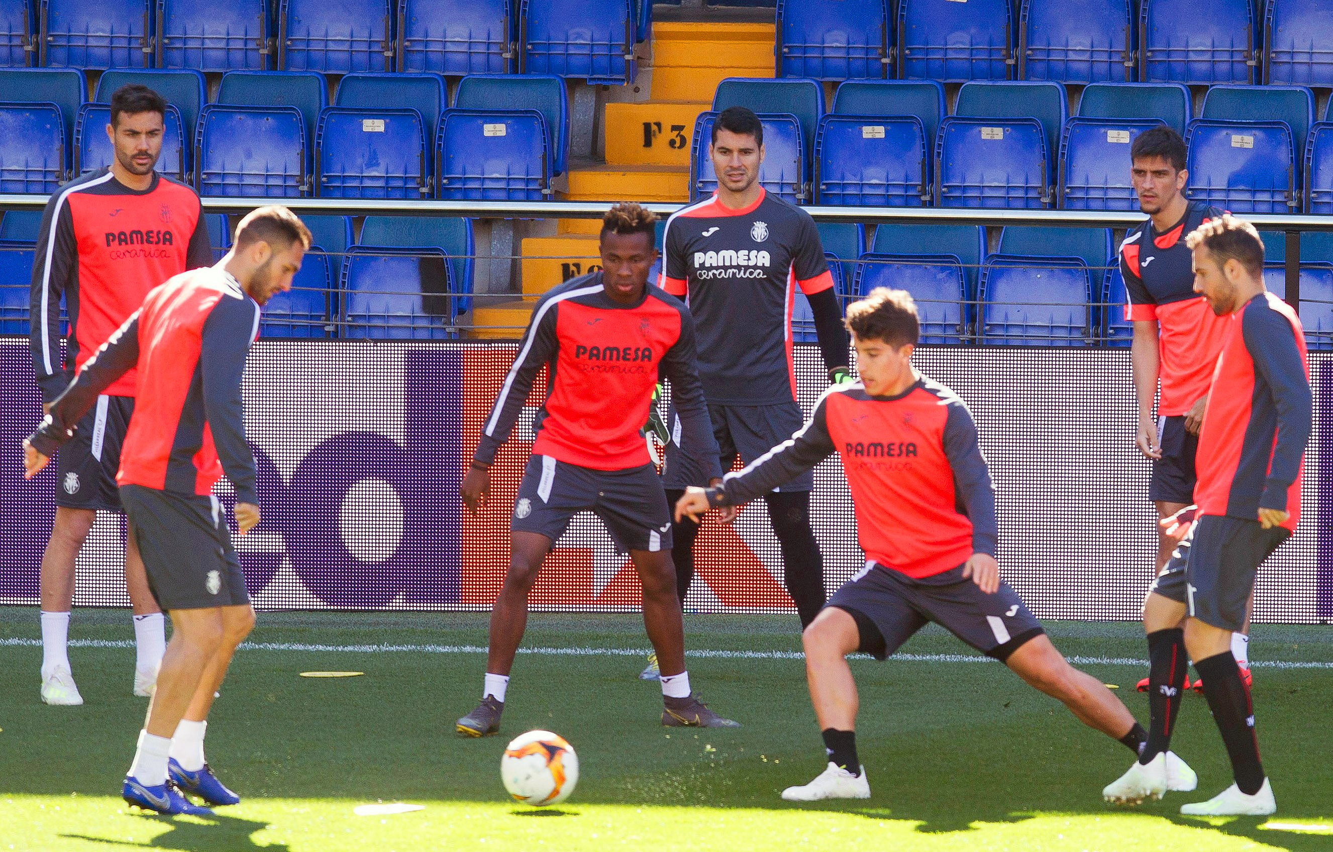 包含从孟菲斯灰熊赛前官宣签约到比利亚雷亚尔围绕NBA季后赛调整名单，塞维利亚围绕德国杯临场应变的词条