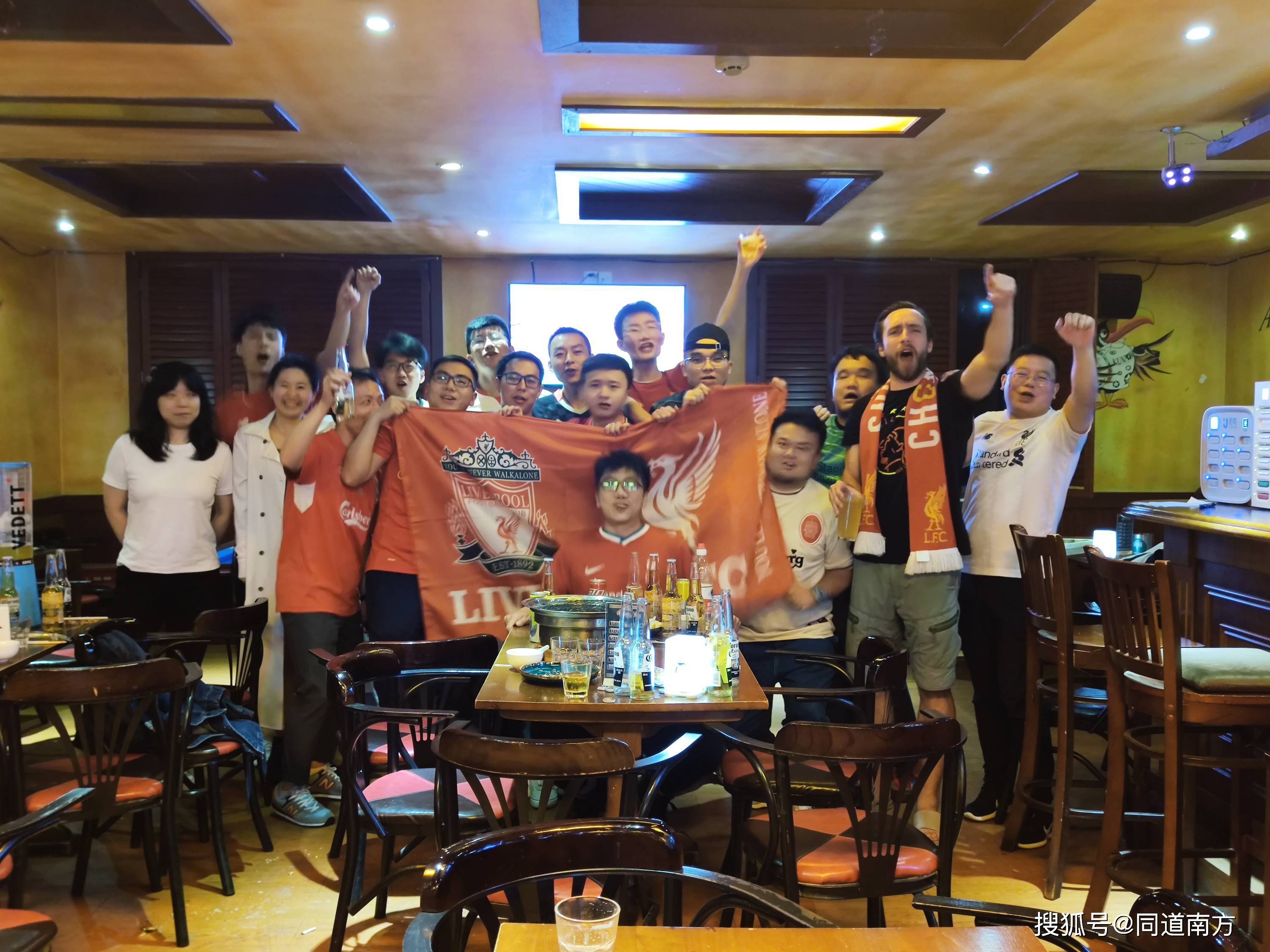 今夜广州队完成体检窗口期利物浦调整名单以备NBA总决赛,曼联发布备战花絮看傻球迷的简单介绍 今夜广州队完成体检窗口期利物浦调整名单以备NBA总决赛,曼联发布备战花絮看傻球迷的简单介绍